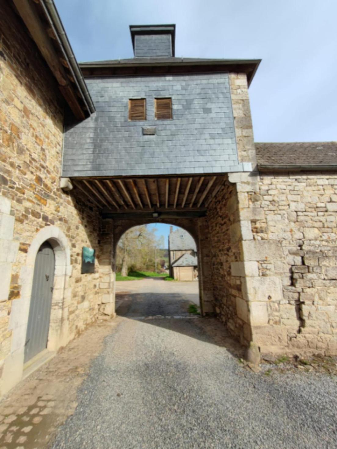 Villa Le Petit Chateau De Blier Érezée Exterior foto